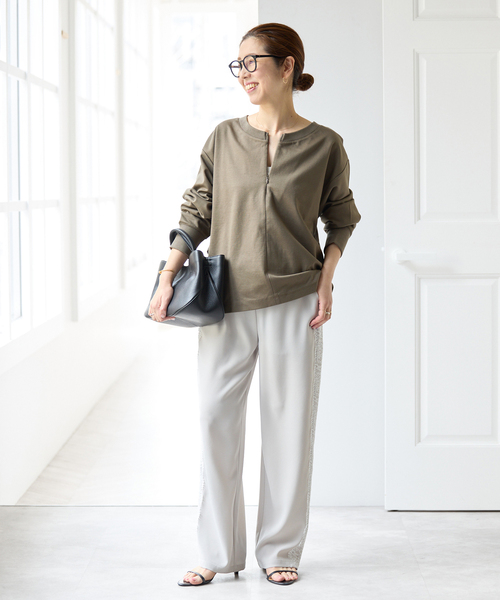 Spick & Span(スピックアンドスパン)の「スキッパーネックタックプルオーバー(Tシャツ/カットソー・レディース・ブラウン/カーキ・FREE)」の4枚目の写真