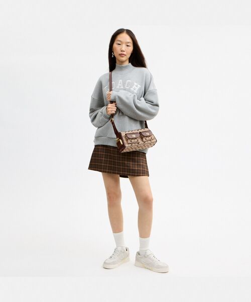 COACH（コーチ）の「ターンロック ハバーサック バッグ 27・シグネチャー ジャカード（ショルダーバッグ・レディース・ブラウン系その他・ONE）」の2枚目の写真