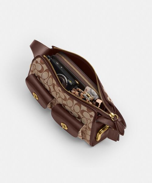 COACH（コーチ）の「ターンロック ハバーサック バッグ 27・シグネチャー ジャカード（ショルダーバッグ・レディース・ブラウン系その他・ONE）」の6枚目の写真