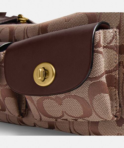 COACH（コーチ）の「ターンロック ハバーサック バッグ 27・シグネチャー ジャカード（ショルダーバッグ・レディース・ブラウン系その他・ONE）」の9枚目の写真