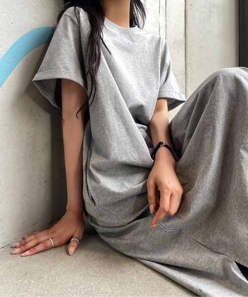FLINEA(フリネア)の「クルーネックスリットワンピース(ワンピース・レディース・チャコールグレー/グレー・FREE)」の16枚目の写真