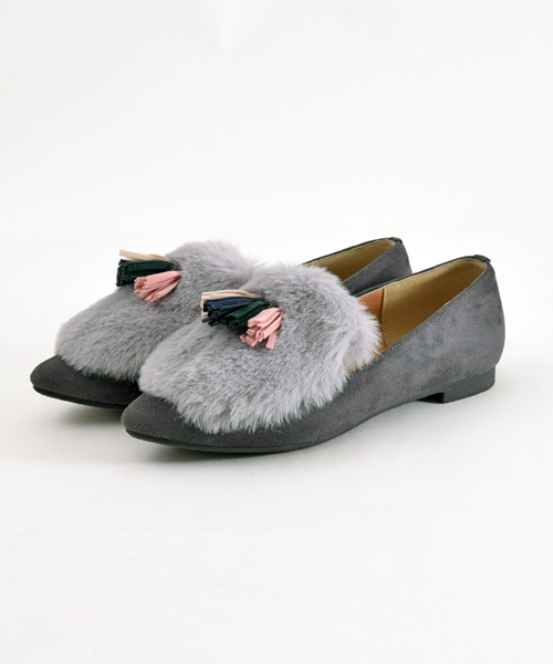 POU DOU DOU（プードゥドゥ）の「タッセル付きファーフラットパンプス（パンプス・レディース・グレー/ブラウン・4/3）」の2枚目の写真