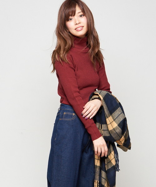 natural couture（ナチュラルクチュール）の「リブタートルニット（ニット/セーター・レディース・ブラック/レッド/オフホワイト/キャメル/ブラック×ホワイト・FREE）」の5枚目の写真