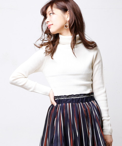 natural couture（ナチュラルクチュール）の「リブタートルニット（ニット/セーター・レディース・ブラック/レッド/オフホワイト/キャメル/ブラック×ホワイト・FREE）」の2枚目の写真