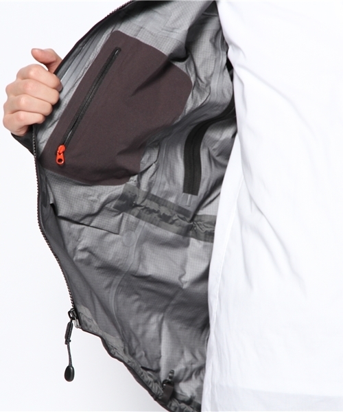 BEAMS(ビームス)の「ARC'TERYX / ALPHA SV(マウンテンパーカー・メンズ・ブラック/ブラック系その他・X-SMALL/SMALL/MEDIUM/LARGE)」の13枚目の写真