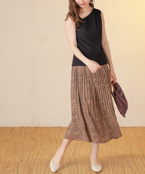 natural couture(ナチュラルクチュール)の「アニマル柄細プリーツスカート(スカート・レディース・アイボリー/ブラウン系その他/ベージュ系その他/グリーン系その他・FREE)」の2枚目の写真