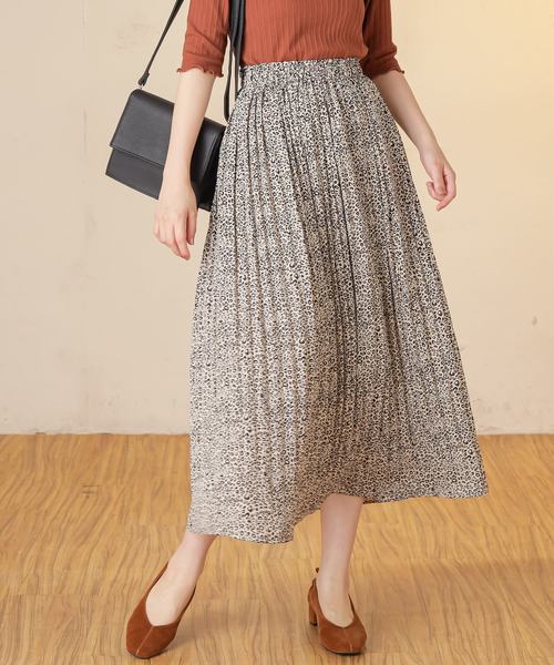 natural couture(ナチュラルクチュール)の「アニマル柄細プリーツスカート(スカート・レディース・アイボリー/ブラウン系その他/ベージュ系その他/グリーン系その他・FREE)」の1枚目の写真
