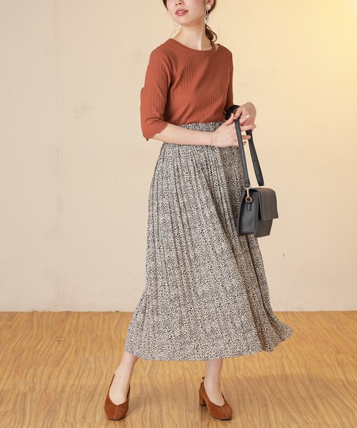 natural couture(ナチュラルクチュール)の「アニマル柄細プリーツスカート(スカート・レディース・アイボリー/ブラウン系その他/ベージュ系その他/グリーン系その他・FREE)」の5枚目の写真