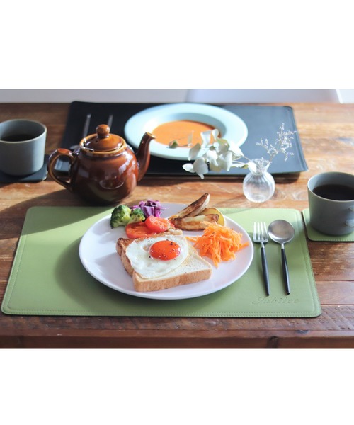 Jubilee(ジュビリー)の「PUレザー リバーシブルランチョンマット コースター 【2枚ずつ】セット(ランチョンマット/テーブルウェア・レディース・ブラック×グリーン/オレンジ/ブラウン/イエロー×グリーン/カーキ/ライラック/ブラック×グレー・FREE)」の3枚目の写真