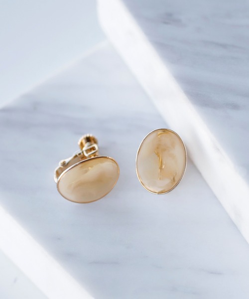 ANEMONE（アネモネ）の「つやつやプレートのシックカラーイヤリング[オーバル]（イヤリング・レディース・ブラウン/グレー/カーキ/ライトピンク・FREE）」の4枚目の写真