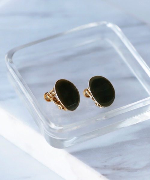 ANEMONE（アネモネ）の「つやつやプレートのシックカラーイヤリング[オーバル]（イヤリング・レディース・ブラウン/グレー/カーキ/ライトピンク・FREE）」の3枚目の写真