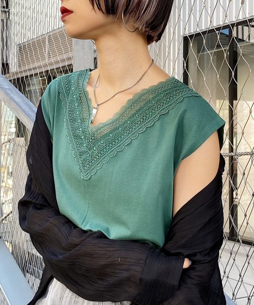 PAGEBOY(ページボーイ)の「【WEB限定アイテム】スカラップレースフレンチスリーブ(Tシャツ/カットソー・レディース・ブラック/オフホワイト/ブルー/グレイッシュベージュ/イエロー/グリーン系その他・FREE)」の4枚目の写真