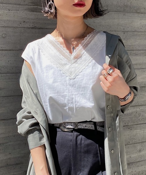 PAGEBOY(ページボーイ)の「【WEB限定アイテム】スカラップレースフレンチスリーブ(Tシャツ/カットソー・レディース・ブラック/オフホワイト/ブルー/グレイッシュベージュ/イエロー/グリーン系その他・FREE)」の2枚目の写真