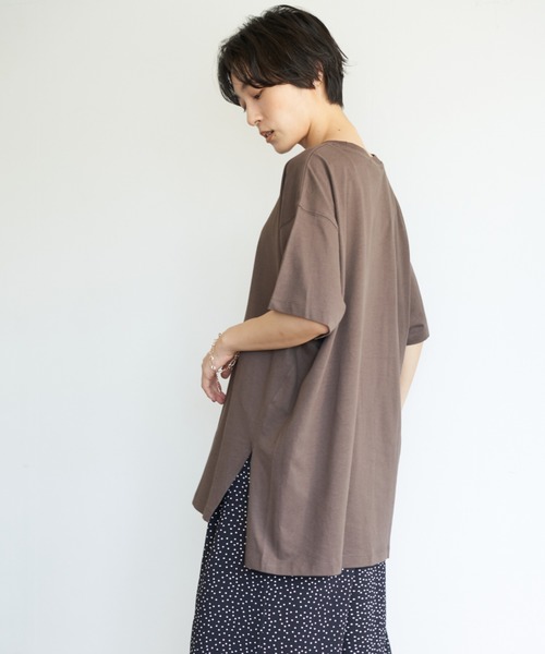 AMERICAN HOLIC（アメリカンホリック）の「前後差サイドスリットカットチュニック1　＊（Tシャツ/カットソー・レディース・ブラウン/ベージュ/オフホワイト/ブラック/チャコールグレー・FREE）」の5枚目の写真