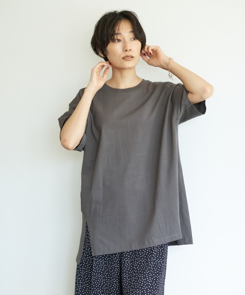 AMERICAN HOLIC（アメリカンホリック）の「前後差サイドスリットカットチュニック1　＊（Tシャツ/カットソー・レディース・ブラウン/ベージュ/オフホワイト/ブラック/チャコールグレー・FREE）」の4枚目の写真