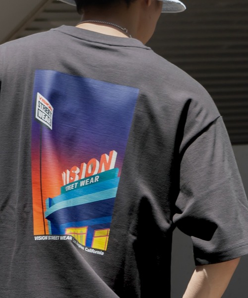 VISION STREET WEAR(ヴィジョンストリートウェア)の「【VISION STREET WEAR/ヴィジョンストリートウェア】レトロショップ&スケボーイラスト半袖BIGTシャツ(Tシャツ/カットソー・メンズ・チャコールグレー/パープル/オフホワイト/アイボリー/ブラック系その他/パープル系その他・M/L)」の4枚目の写真