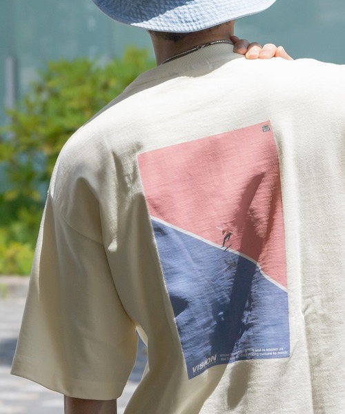 VISION STREET WEAR(ヴィジョンストリートウェア)の「【VISION STREET WEAR/ヴィジョンストリートウェア】レトロショップ&スケボーイラスト半袖BIGTシャツ(Tシャツ/カットソー・メンズ・チャコールグレー/パープル/オフホワイト/アイボリー/ブラック系その他/パープル系その他・M/L)」の1枚目の写真