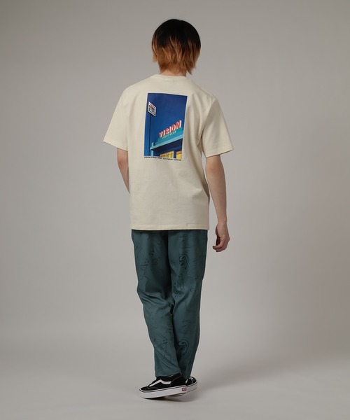 VISION STREET WEAR(ヴィジョンストリートウェア)の「【VISION STREET WEAR/ヴィジョンストリートウェア】レトロショップ&スケボーイラスト半袖BIGTシャツ(Tシャツ/カットソー・メンズ・チャコールグレー/パープル/オフホワイト/アイボリー/ブラック系その他/パープル系その他・M/L)」の9枚目の写真