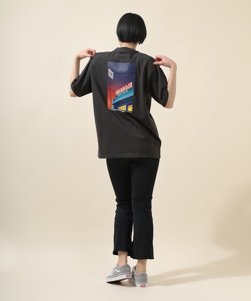 VISION STREET WEAR(ヴィジョンストリートウェア)の「【VISION STREET WEAR/ヴィジョンストリートウェア】レトロショップ&スケボーイラスト半袖BIGTシャツ(Tシャツ/カットソー・メンズ・チャコールグレー/パープル/オフホワイト/アイボリー/ブラック系その他/パープル系その他・M/L)」の22枚目の写真