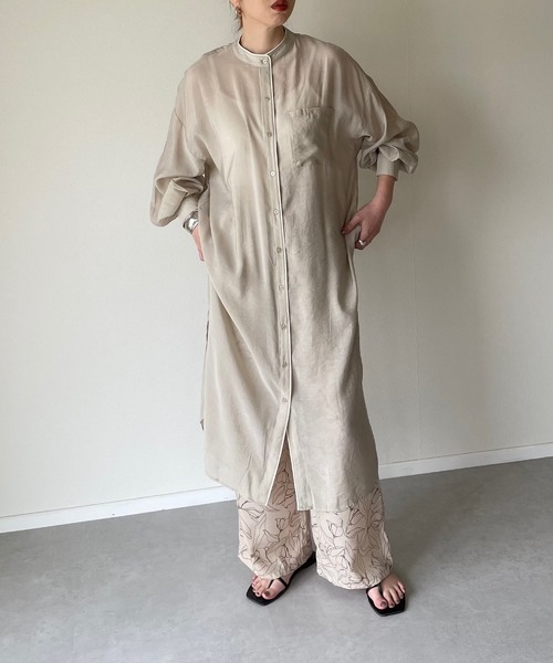 y/m by misato(イムバイミサト)の「シアーバンドカラーパイピングシャツワンピース(ワンピース・レディース・ベージュ/アイボリー・FREE)」の2枚目の写真