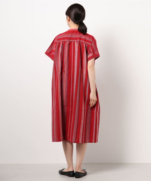 チャイハネ（チャイハネ）の「【チャイハネ】南インドの織り布 マルチストライプバンドカラーシャツワンピース（シャツワンピース・レディース・ベージュ/レッド/ターコイズブルー・FREE）」の6枚目の写真
