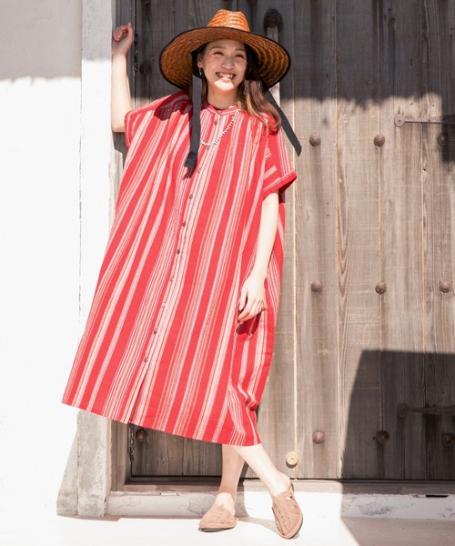 チャイハネ（チャイハネ）の「【チャイハネ】南インドの織り布 マルチストライプバンドカラーシャツワンピース（シャツワンピース・レディース・ベージュ/レッド/ターコイズブルー・FREE）」の7枚目の写真