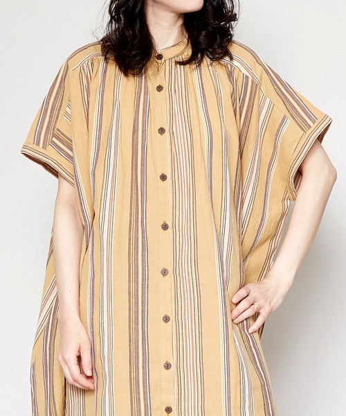 チャイハネ（チャイハネ）の「【チャイハネ】南インドの織り布 マルチストライプバンドカラーシャツワンピース（シャツワンピース・レディース・ベージュ/レッド/ターコイズブルー・FREE）」の18枚目の写真