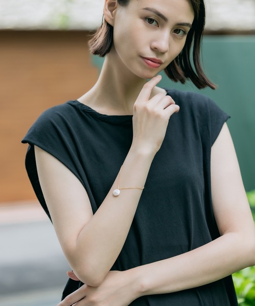 ROOPTOKYO（ループトウキョウ）の「SHYLA LONDON/シャイラロンドン JOSEPHINE PEARL BRACELET パールブレスレット ゴールド チェーン（ブレスレット・レディース・ホワイト・ONE SIZE）」の6枚目の写真