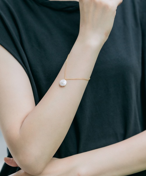 ROOPTOKYO（ループトウキョウ）の「SHYLA LONDON/シャイラロンドン JOSEPHINE PEARL BRACELET パールブレスレット ゴールド チェーン（ブレスレット・レディース・ホワイト・ONE SIZE）」の7枚目の写真