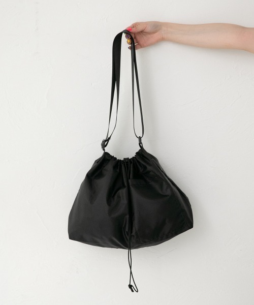 LOWRYS FARM（ローリーズファーム）の「シャカシャカショルダーバッグ　957214（ショルダーバッグ・レディース・ブラック/ベージュ/グリーン・FREE）」の2枚目の写真