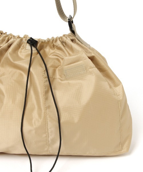 LOWRYS FARM（ローリーズファーム）の「シャカシャカショルダーバッグ　957214（ショルダーバッグ・レディース・ブラック/ベージュ/グリーン・FREE）」の21枚目の写真