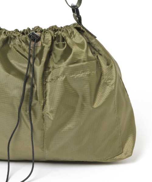 LOWRYS FARM（ローリーズファーム）の「シャカシャカショルダーバッグ　957214（ショルダーバッグ・レディース・ブラック/ベージュ/グリーン・FREE）」の13枚目の写真