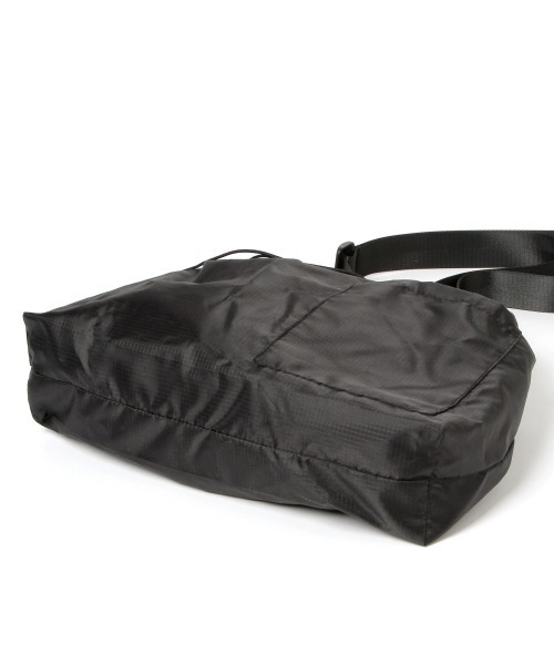 LOWRYS FARM（ローリーズファーム）の「シャカシャカショルダーバッグ　957214（ショルダーバッグ・レディース・ブラック/ベージュ/グリーン・FREE）」の11枚目の写真