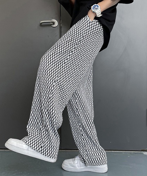 MGV(エムジーヴィー)の「ジオメプリーツイージーパンツ(その他パンツ・メンズ・ホワイト/ブラック/イエロー・MEDIUM/LARGE/X-LARGE)」の1枚目の写真