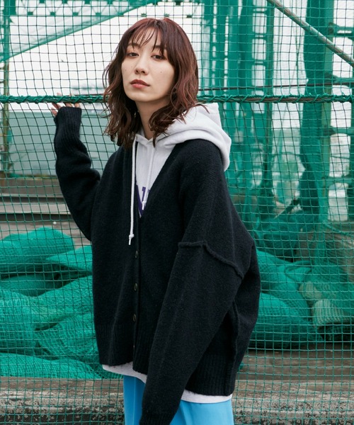 Auntie Rosa Holiday（アンティローザホリデー）の「Vネックオーバーサイズカラーカーディガン（カーディガン/ボレロ・レディース・ブラック/グレー/ブルー/レッド/イエロー・FREE）」の2枚目の写真