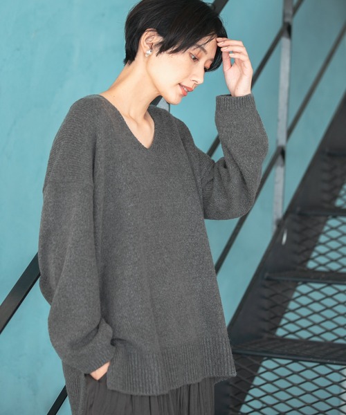 LEPSIM（レプシィム）の「5ゲージミルキータッチＶネックプルオーバー　958406（ニット/セーター・レディース・チャコールグレー/モカ/グレイッシュベージュ/グリーン/ブルー/パープル/イエロー・FREE）」の8枚目の写真