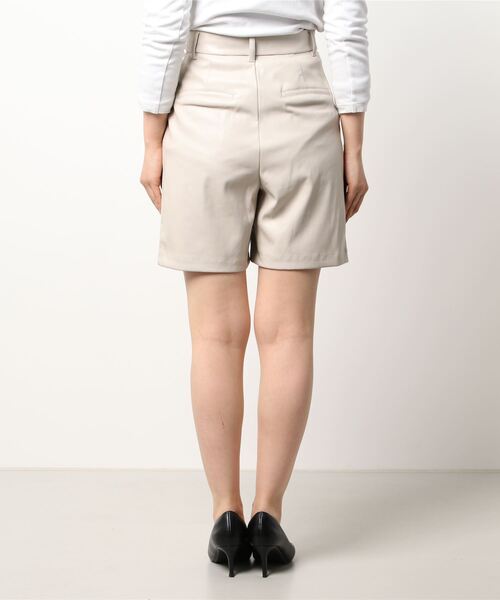 ROSE BUD（ローズバッド）の「合皮ショーパン（その他パンツ・レディース・ブラック/ベージュ・MEDIUM/SMALL）」の3枚目の写真