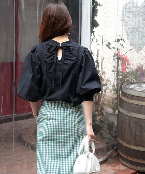 fredy emue(フレディエミュ)の「ギャザースリーブブラウス(セットアップ可能)(シャツ/ブラウス・レディース・ブラック/オフホワイト/ピンク/グリーン系その他3・38)」の2枚目の写真