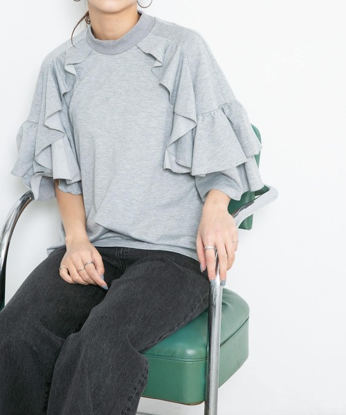 KBF(ケイビーエフ)の「フリルショルダーTシャツ(Tシャツ/カットソー・レディース・アイボリー/グレー/グリーン/ブラック・ONE)」の3枚目の写真