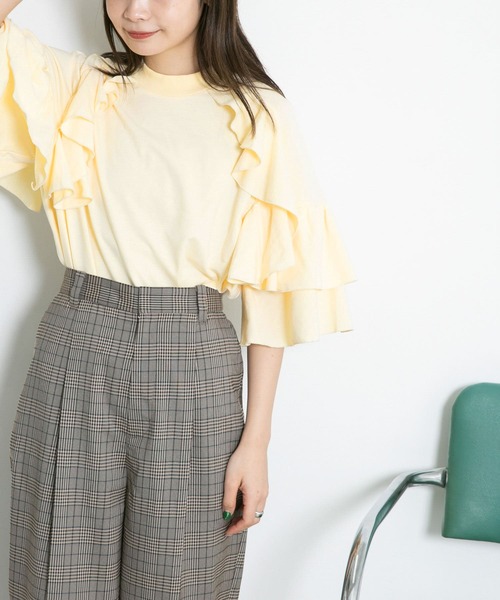 KBF(ケイビーエフ)の「フリルショルダーTシャツ(Tシャツ/カットソー・レディース・アイボリー/グレー/グリーン/ブラック・ONE)」の1枚目の写真