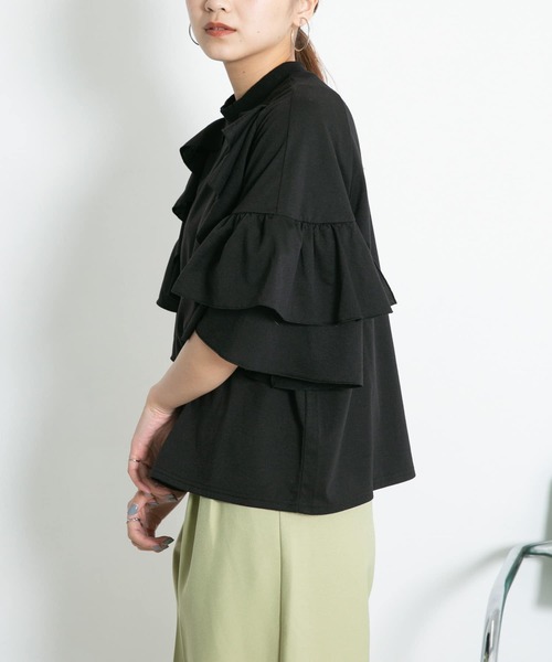 KBF(ケイビーエフ)の「フリルショルダーTシャツ(Tシャツ/カットソー・レディース・アイボリー/グレー/グリーン/ブラック・ONE)」の2枚目の写真
