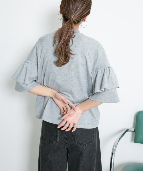 KBF(ケイビーエフ)の「フリルショルダーTシャツ(Tシャツ/カットソー・レディース・アイボリー/グレー/グリーン/ブラック・ONE)」の22枚目の写真