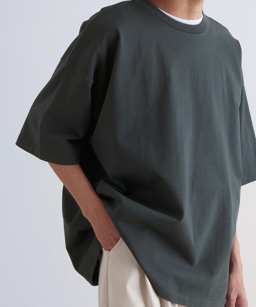 MONO-MART（モノマート）の「リラックスルーズベーシックT オーバーサイズ ラスティックコットンカットソー（Tシャツ/カットソー・メンズ・ホワイト/ブラック/アッシュブラウン/グレイッシュブルー/チャコール/グリーン系/ライトベージュ/ライトグレー/ダークブラウン/オリーブ/ダークネイビー/ブルーグレー/スモークピンク/グリーン系2/ブルー系/イエロー系/ブラウン/ライトブルー/レッド系・S/M/L/XL）」の14枚目の写真