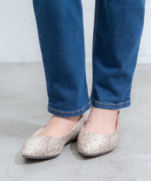 Honeys(ハニーズ)の「やわらかポインテッドトゥパンプス(パンプス・レディース・チャコールグレー/ブラック/ブラック系その他/パイソン/ライトベージュ/シルバー・22.5/24.5/23.5/24.0/23.0)」の11枚目の写真