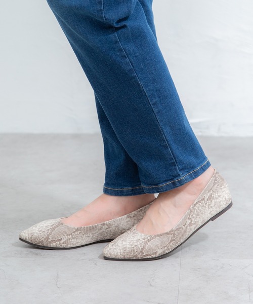 Honeys(ハニーズ)の「やわらかポインテッドトゥパンプス(パンプス・レディース・チャコールグレー/ブラック/ブラック系その他/パイソン/ライトベージュ/シルバー・22.5/24.5/23.5/24.0/23.0)」の8枚目の写真