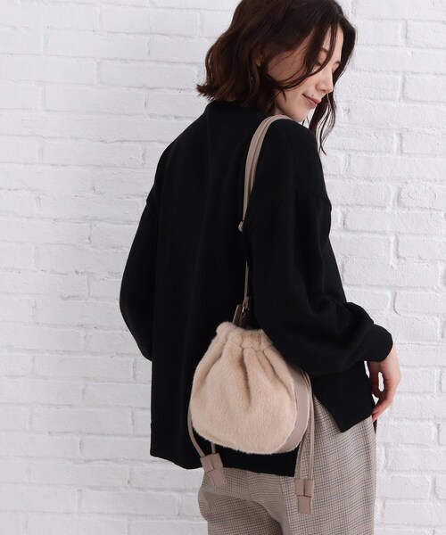 SHOO・LA・RUE(シューラルー)の「◆フェイクファー巾着ショルダーバッグ(ショルダーバッグ・レディース・ライトパープル/グレー/ベージュ・00)」の4枚目の写真