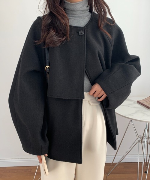 ABITOKYO（アビトーキョー）の「ノーカラーケープショートコート（ノーカラーコート・レディース・ブラック/ベージュ/アイボリー/カーキ/ネイビー/ブラウン・FREE）」の7枚目の写真