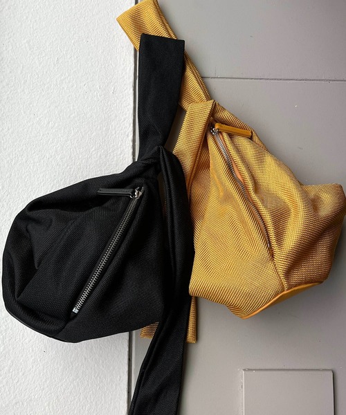 CAPRICIEUX LE'MAGE（カプリシューレマージュ）の「〈LE VERNIS/ル・ベルニ〉メッシュラップバッグ（ハンドバッグ・レディース・ブラック/イエロー・FREE）」の2枚目の写真