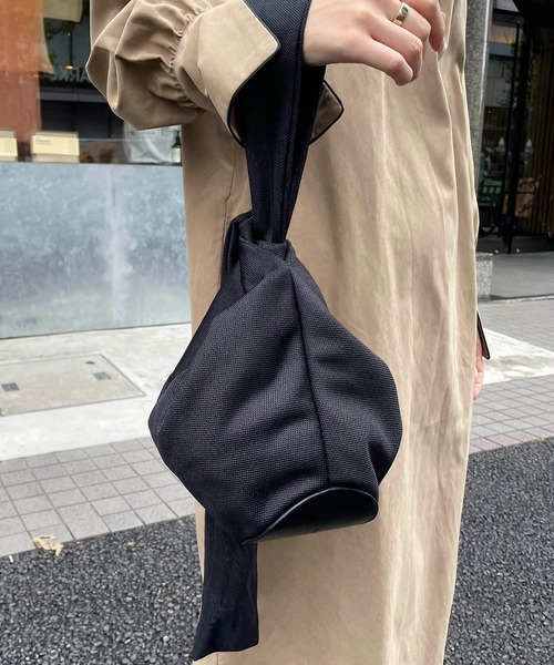 CAPRICIEUX LE'MAGE（カプリシューレマージュ）の「〈LE VERNIS/ル・ベルニ〉メッシュラップバッグ（ハンドバッグ・レディース・ブラック/イエロー・FREE）」の3枚目の写真