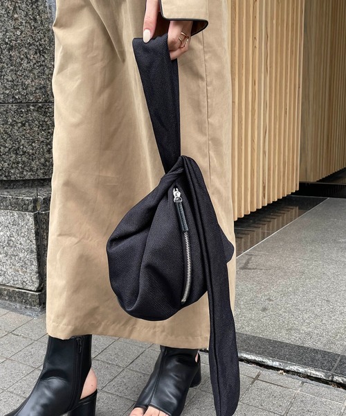 CAPRICIEUX LE'MAGE（カプリシューレマージュ）の「〈LE VERNIS/ル・ベルニ〉メッシュラップバッグ（ハンドバッグ・レディース・ブラック/イエロー・FREE）」の5枚目の写真